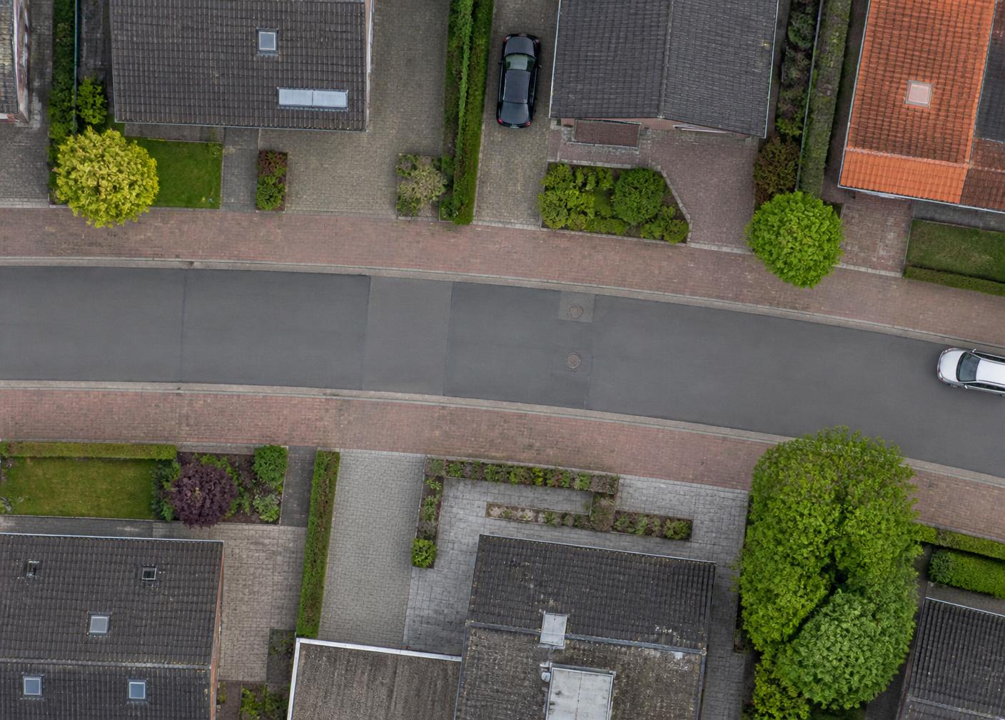 Orthofoto van een woonstraat met zichtbare bestrating en obstakels
